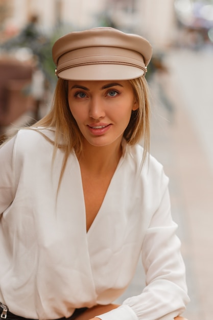 Femme Européenne Souriante Blonde En Casquette Autun à La Mode Posant En Plein Air