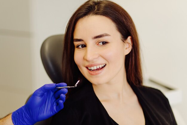 Femme à l'examen du dentiste