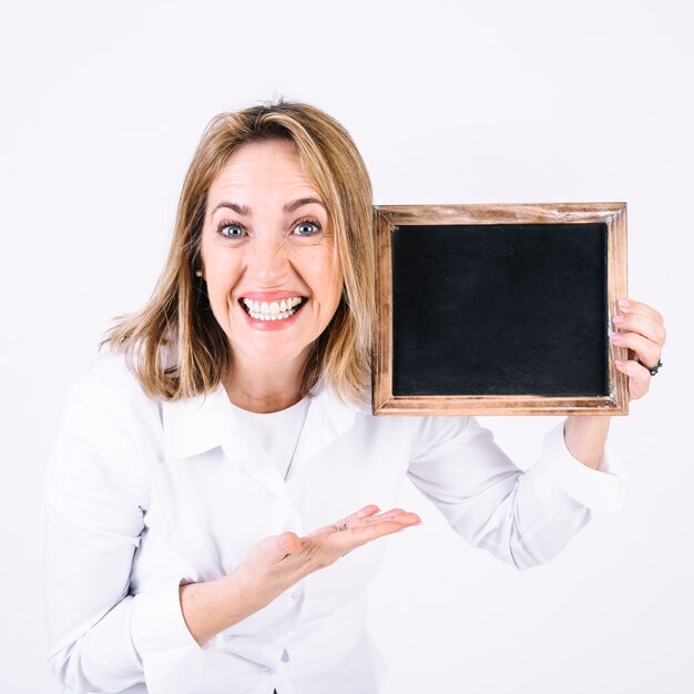 Femme excitée démontrant le tableau