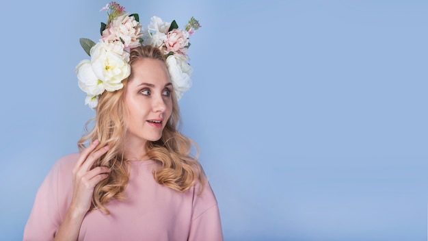 Femme excitée avec des fleurs sur la tête