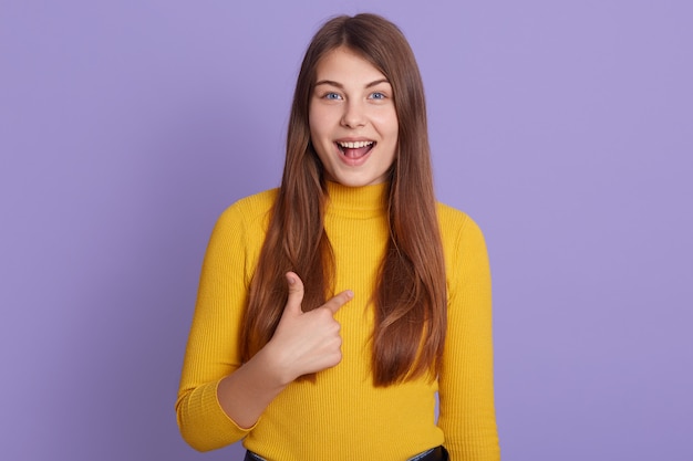 Femme excitée et impressionnée avec la bouche largement ouverte