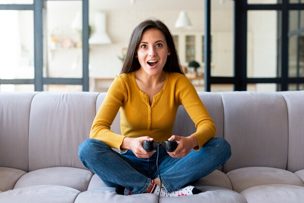 Femme excitée jouant à des jeux vidéo