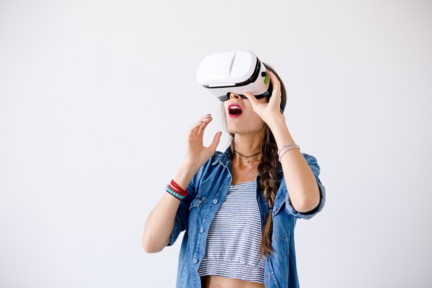 Femme excitée avec des lunettes VR