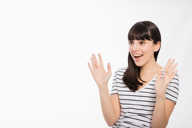 Femme excitée regardant à gauche