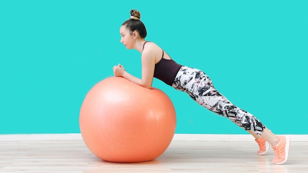 Femme exerçant sur la balle en forme