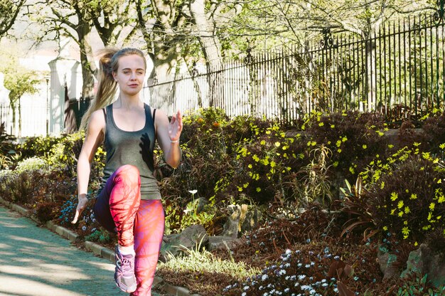 Femme exerçant dans le parc