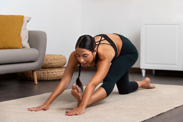 Photo gratuite femme exerçant à l'intérieur plein coup