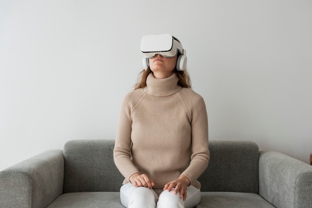 Femme expérimentant la technologie de divertissement de simulation VR
