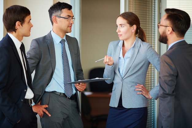 Femme expliquant les détails du rapport