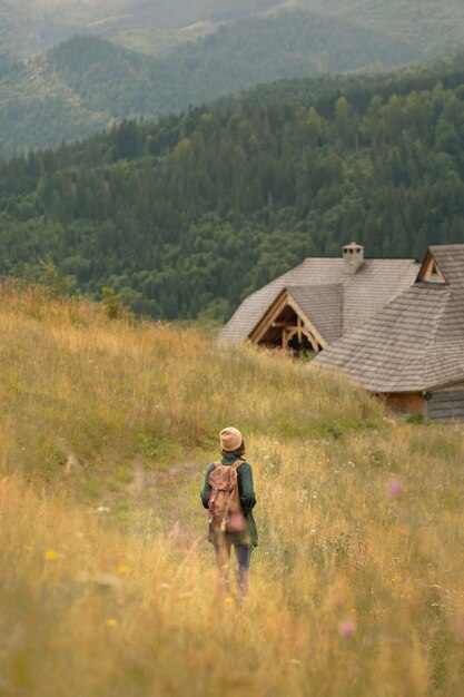 Femme explorant un bel environnement rural