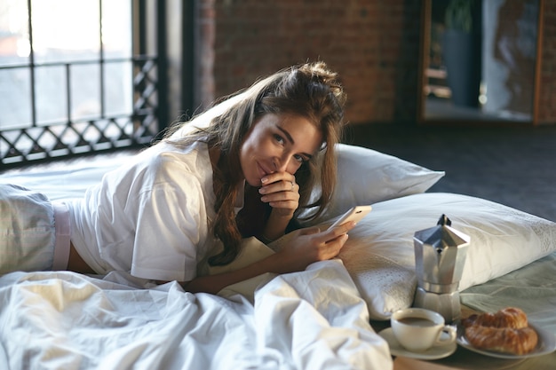 Femme expressive posant à l'intérieur