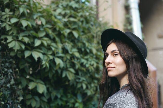 Femme expressive posant en plein air