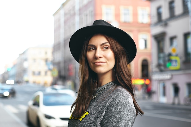 Femme expressive posant en plein air