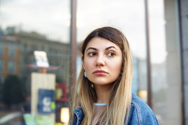 Femme expressive posant en plein air