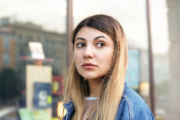 Femme expressive posant en plein air