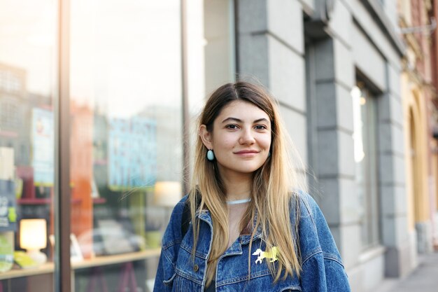 Femme expressive posant en plein air