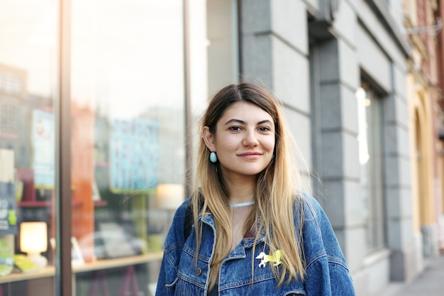 Femme expressive posant en plein air