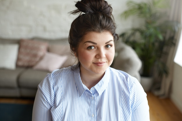 Photo gratuite une femme expressive pose dans la maison