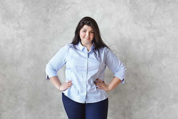 Une femme expressive pose dans la maison