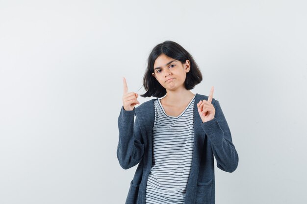 Une femme expressive pose dans le studio