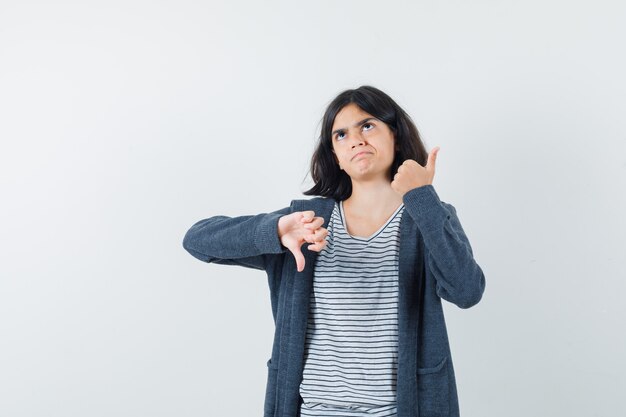 Une femme expressive pose dans le studio