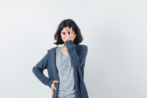 Une femme expressive pose dans le studio