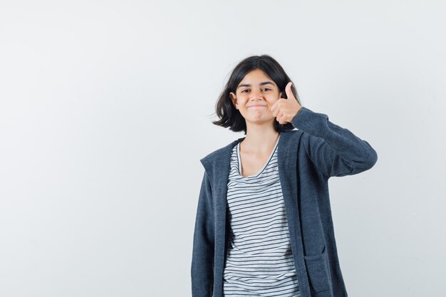 Une femme expressive pose dans le studio