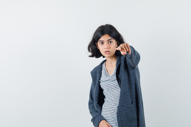 Une femme expressive pose dans le studio