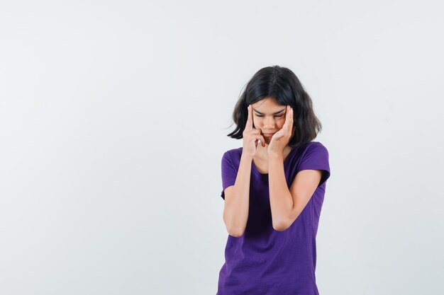 Une femme expressive pose dans le studio