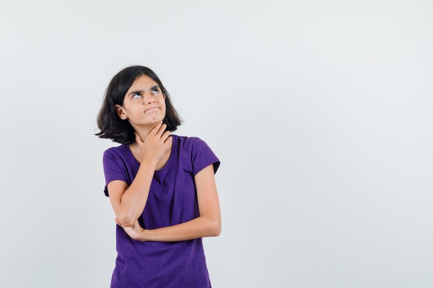 Une femme expressive pose dans le studio