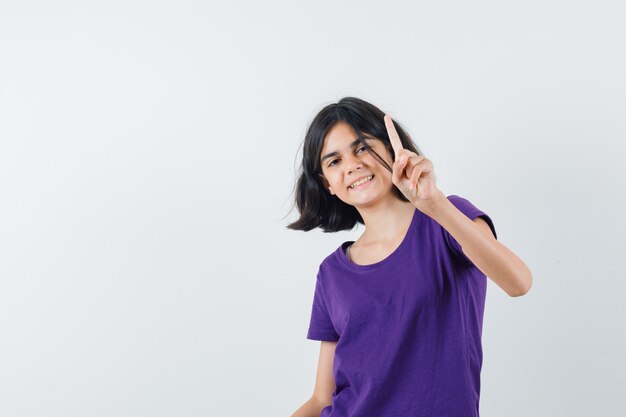 Une femme expressive pose dans le studio