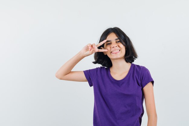 Une femme expressive pose dans le studio.