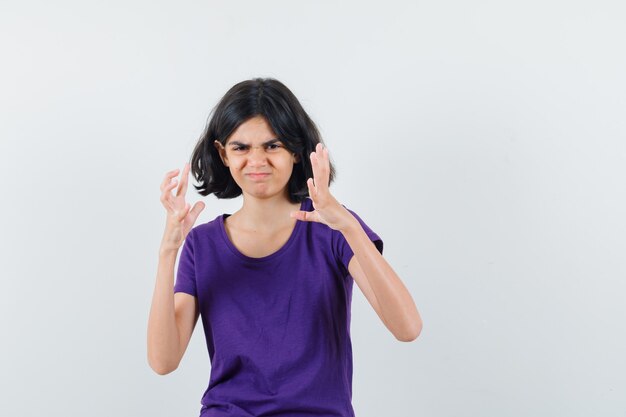 Une femme expressive pose dans le studio