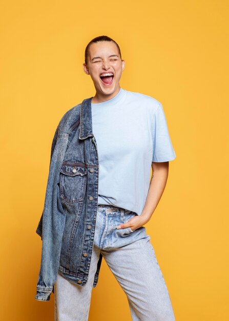 Femme extatique posant avec une veste en jean