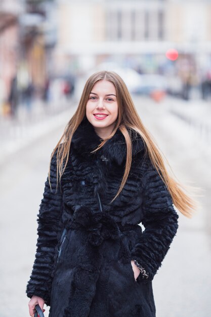 Femme à l&#39;extérieur en hiver