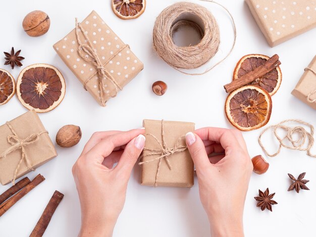 Femme fabriquant des coffrets cadeaux décorés