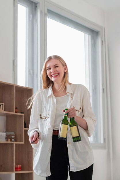 Femme faible angle avec des bouteilles de bière