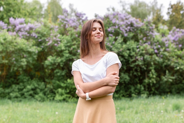 Femme faible angle avec les bras croisés