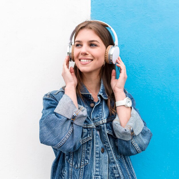 Femme faible angle avec un casque