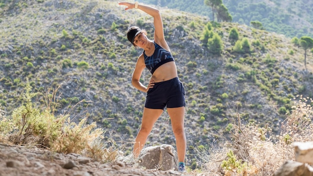 Femme de faible angle dans la nature exerçant