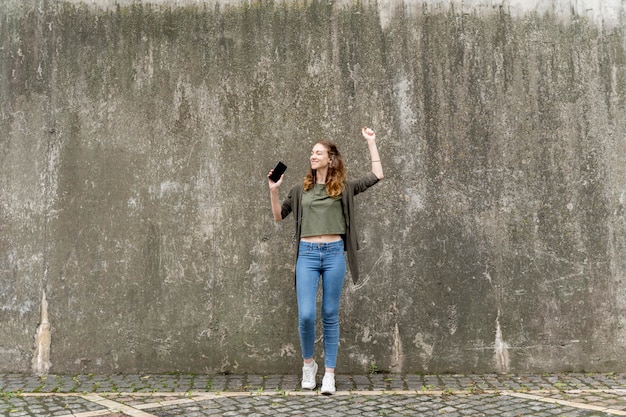 Femme faible angle avec musique d'écoute mobile