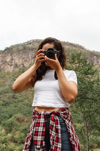 Femme faible angle nature surprenante devant la caméra