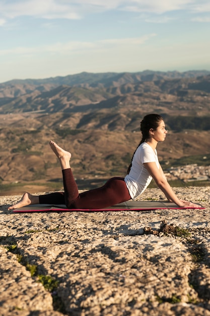 Femme faible angle sur tapis yoga formation