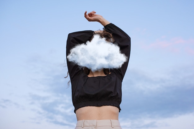 Femme à faible angle avec tête en forme de nuage