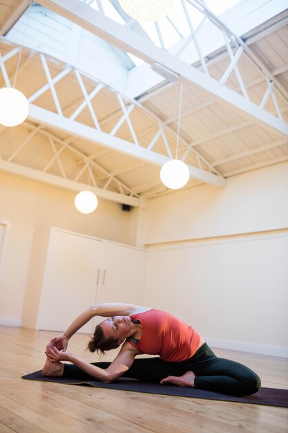 Femme faire du yoga sur le tapis d&#39;exercice