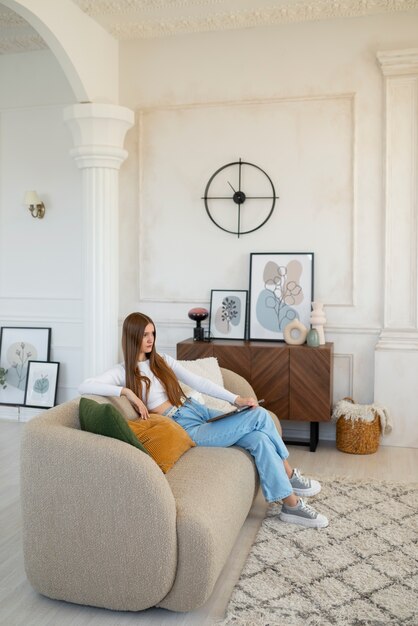 Femme faisant des activités quotidiennes dans une chambre à la décoration minimale