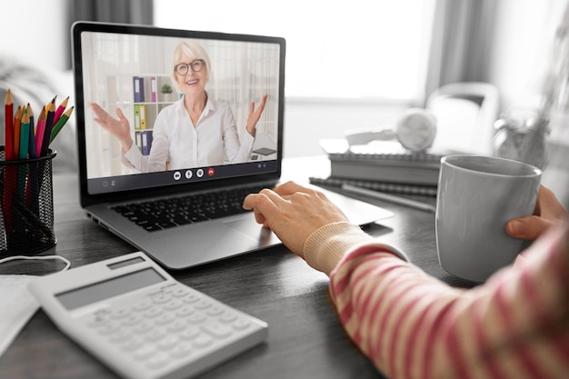 Photo gratuite femme faisant un appel vidéo à l'intérieur