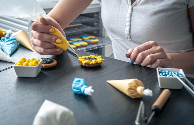 Femme faisant l'atelier de conception de pain d'épice de tournesol de pain d'épice