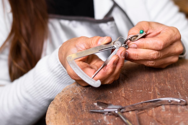 Femme faisant la bague