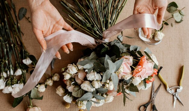 Femme faisant un beau bouquet floral